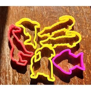 Wilton Animal Cookie Cutters 6 plastic Giraffe, Dog,‎ Fish, Alligator, Dolphin
